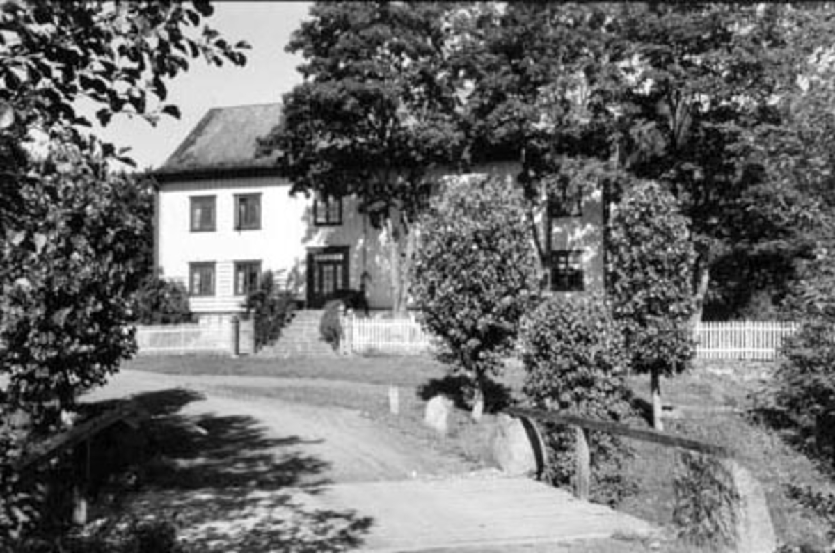Anno Domkirkeodden, VIK PÅ TANGEN. HOVEDBYGNINGEN FRA 1776. EIER 1952 THOROLF OG ASTRID ULVIN.