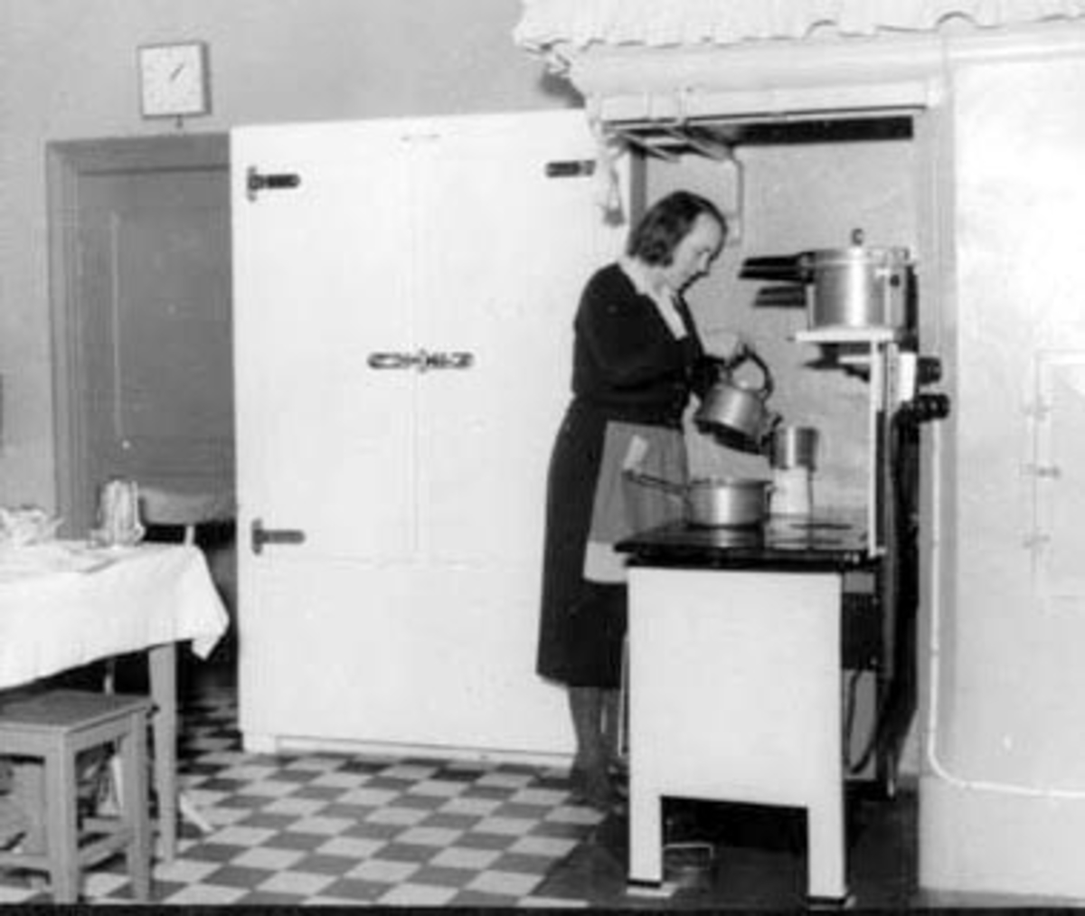 Anno Domkirkeodden, VIK PÅ TANGEN. HOVEDBYGNINGEN. EIER 1952 THOROLF OG ASTRID ULVIN. INTERIØR KJØKKEN. FRU ASTRID ULVIN.