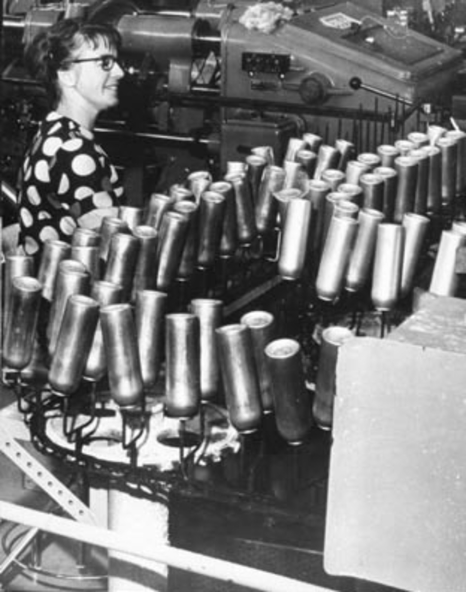 Anno Domkirkeodden, METALLEMBALLASJE, OTTESTAD. PRODUKSJON AV SPRAYBOKSER. SAMLEBÅND. MASKIN FOR INNVENDIG LAKKERING.