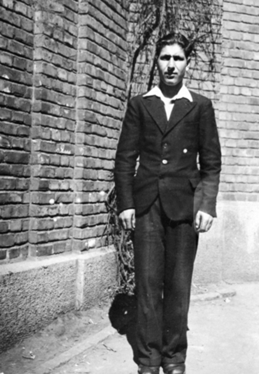 Anno Domkirkeodden, GEORG KONONJENKO, RUSSISK KRIGSFANGE. RUSSISKE KRIGSFANGER JOBBET SOM SKOGSARBEIDERE PÅ TANGEN VINTEREN 1945 TIL FRIGJØRINGEN I MAI 1945. BILDENE ER FORØVRIG TATT I OSLO DA DE VAR PÅ VEI HJEM. SE FORØVRIG KOPI AV BREV SENDT TIL GERD FJELLBERG. SE ÅRBOK ARTIKKEL 2006 S. 57