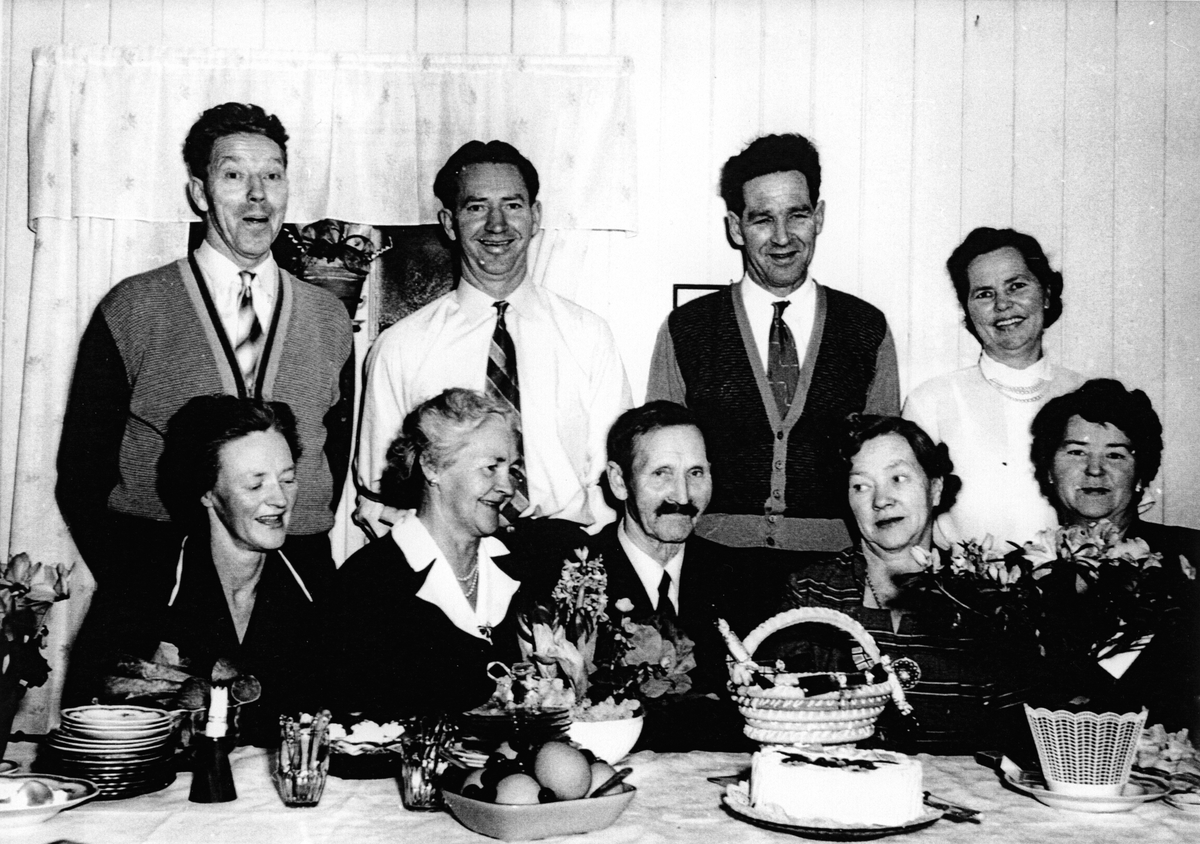 Anno Domkirkeodden, GRUPPE 9 MENN OG KVINNER. HELGE OLSENS 70 ÅRS DAG SAMMEN MED SINE BARN:FORAN FRA VENSTRE: MARY KNUDSEN, OLGA GIFT ENGVALL, HELGE OLSEN, MAGDA HELGESEN, LAURA OLSEN. BAK FRA VENSTRE KONRAD, ARNE, HENRIK HELGESEN OG TORA KRISTIANSEN.