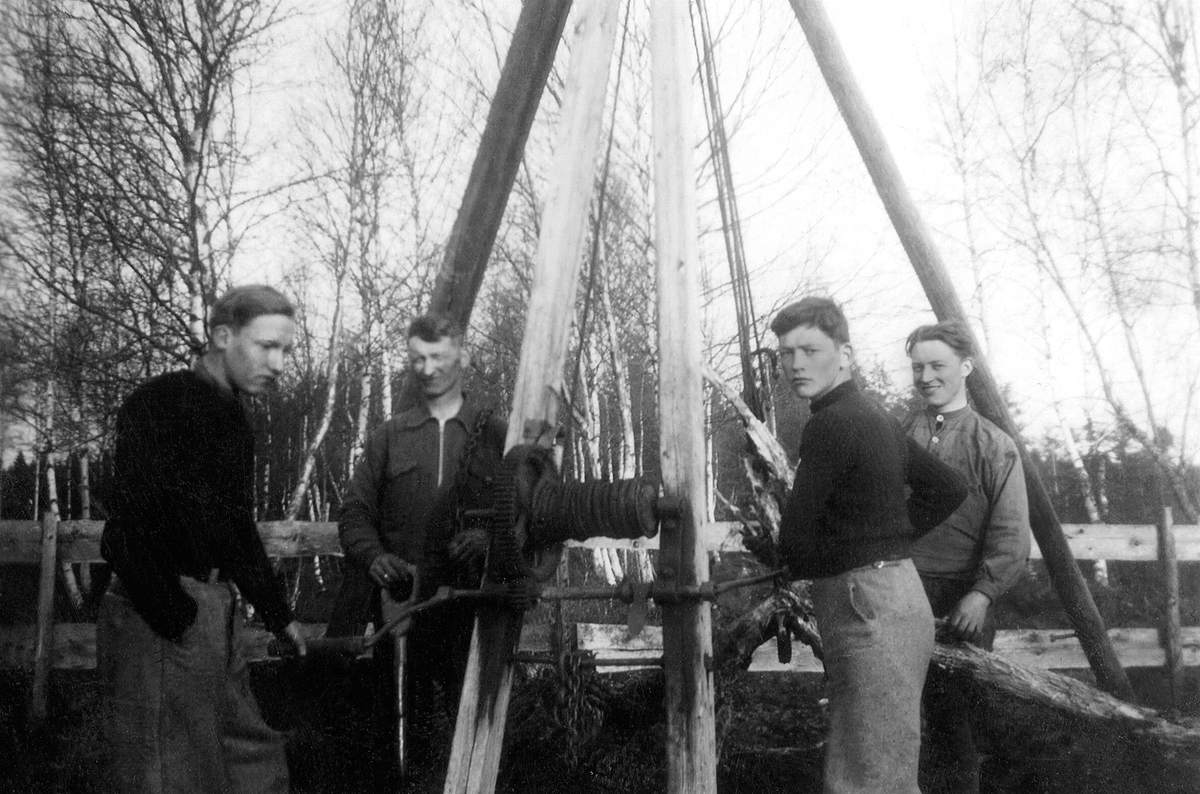 Anno Domkirkeodden, NYBROTTSARBEID MED STUBBEBRYTER I LØKENHAGEN CA. 1935. F. V. REIDAR EKEBERG, ANTON LØKENHAGEN, MELVIN LØKENHAGEN OG JARLE LØKENHAGEN. SE ÅRBOK GAMMALT FRA STANGE OG ROMEDAL 2005 S. 192.