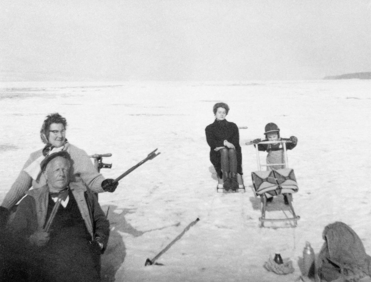 Anno Domkirkeodden, PILKING, FISKE PÅ MJØSA. ISFISKE. FRA VENSTRE MAGNHILD, ASBJØRG OG GEIR ELISENBERG PÅ SPARK