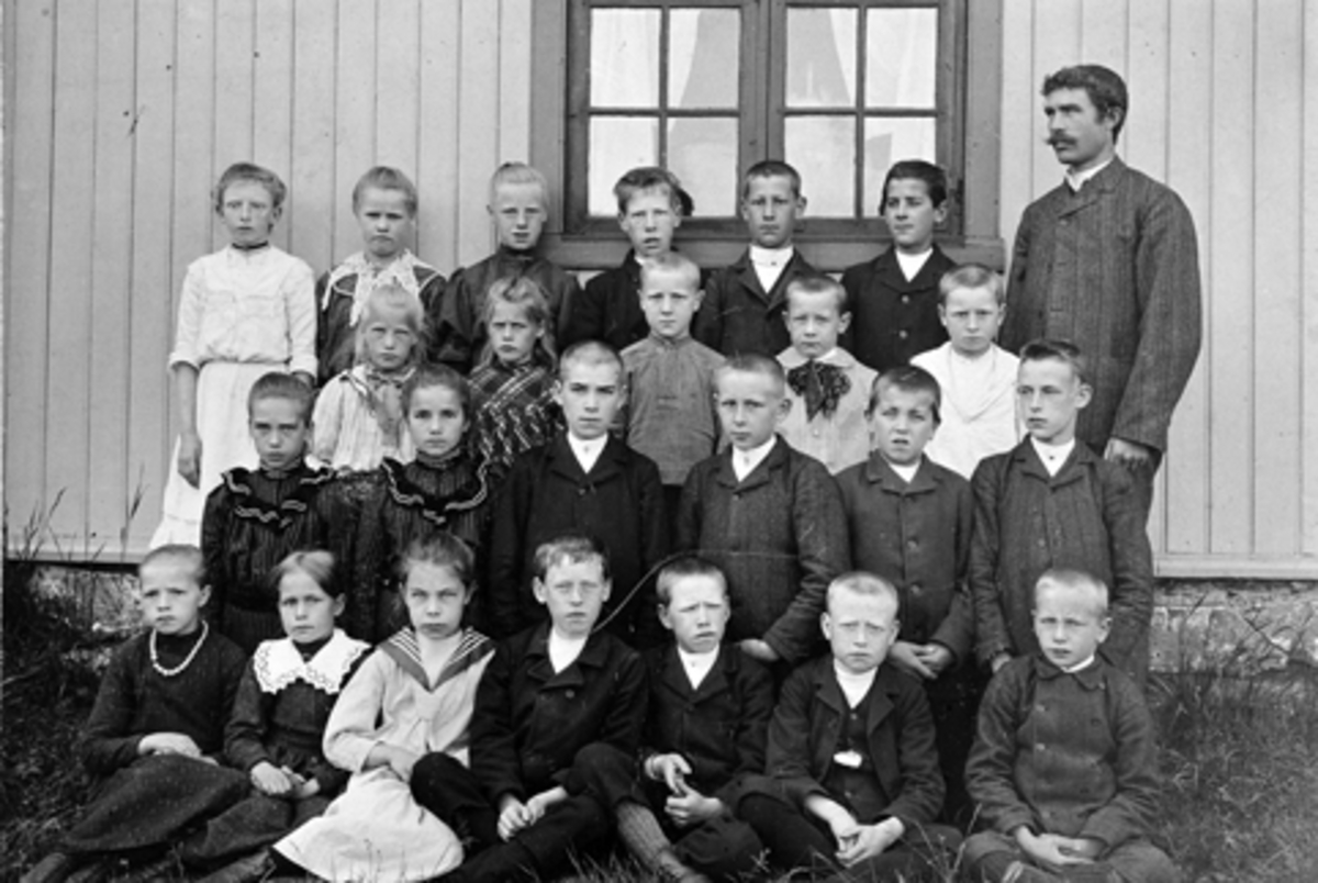 Anno Domkirkeodden, MOSTUFALLET SKOLE 1906. 1 REKKE F. V. SIGNE PEDERSEN, SIGRID OLSBY, OLGA MIDTSKOGEN, JOHAN HANSEN ( BRÅTHEN ) HARALD ØDEGÅRD, HARDTVIK HABBERSTAD, AKSEL GUNDERSEN. 2 REKKE F. V. EDIA JOHNSRUD, MARIE ROMSÅS, HANS MOSTUE, KRISTIAN GUNDERSEN, TOBIAS SØRBRÅTEN, GUNDER GUNDERSEN. 3. REKKE MARIE LIEN, HA…