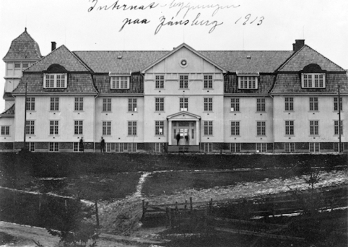 Anno Domkirkeodden, JØNSBERG LANDBRUKSSKOLE, INTERNATBYGNINGEN. POSTKORT.