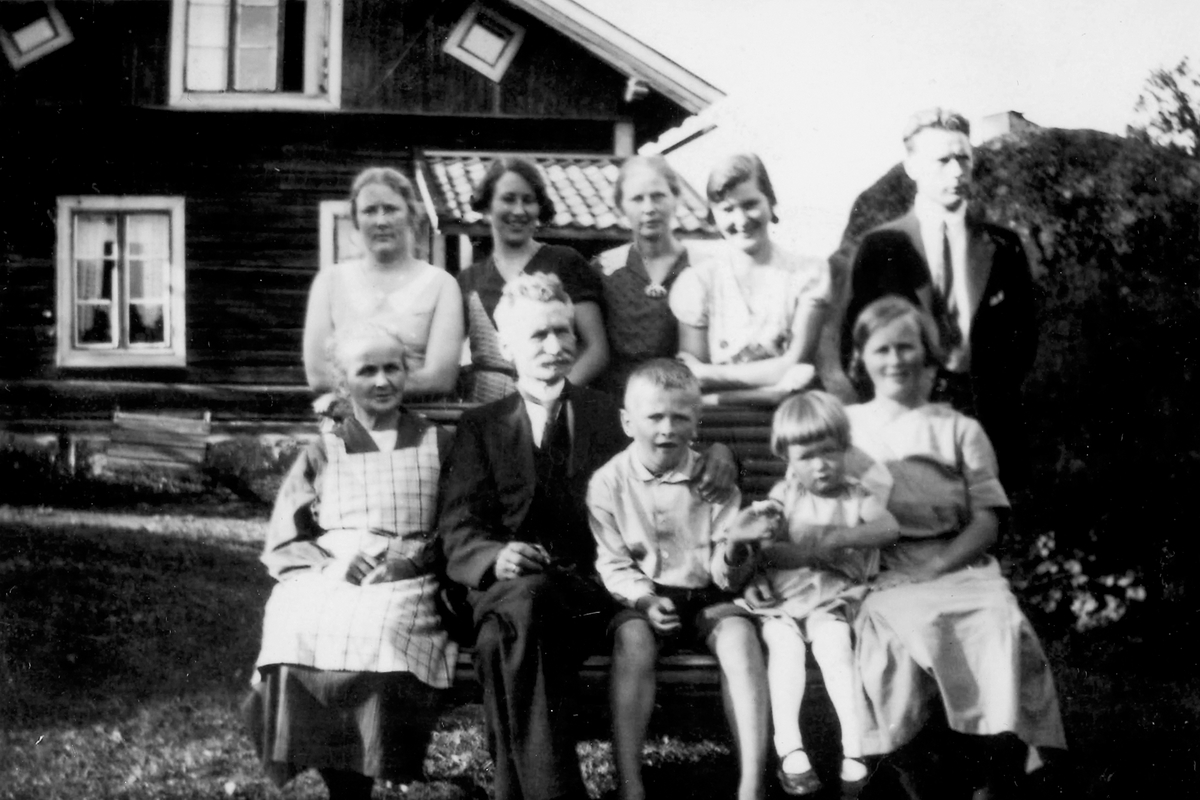 Anno Domkirkeodden, HÅKERUDMOEN. FAMILIEBESØK PÅ HÅKERUDMOA. . FAMILIEGRUPPE 10. FORAN F. V. ELI, MARTINIUS HEKNEBY, JOSTEIN, ELDRID OG OLAUG TURTUMØYGARD. BAK F. V. ASLAUG HEKNEBY, INGRID HEKNEBY LIE, INGER HEKNEBY, SOLVEIG HEKNEBY AARØE OG LODVAR HEKNEBY.