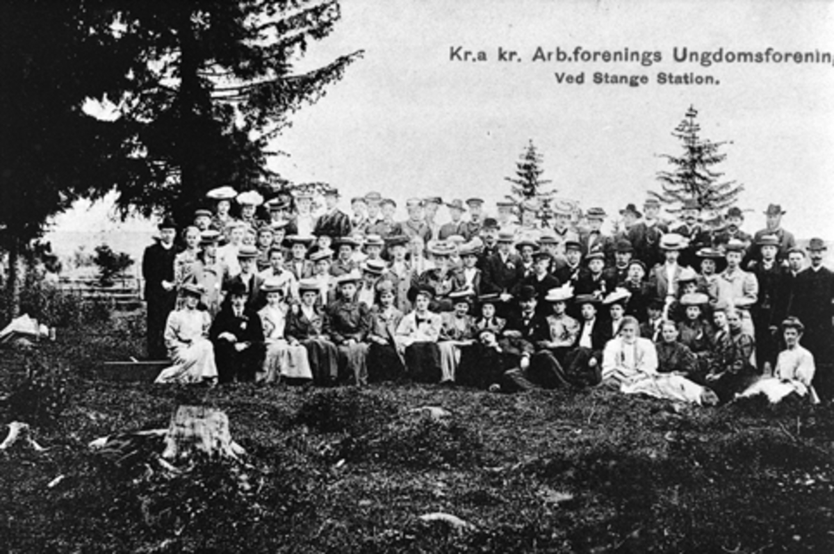 Anno Domkirkeodden, KRISTIANIA ARBEIDERFORENINGS UNGDOMSFORENING. STOR GRUPPE UKJENTE. VED STANGE STASJON. POSTKORT.