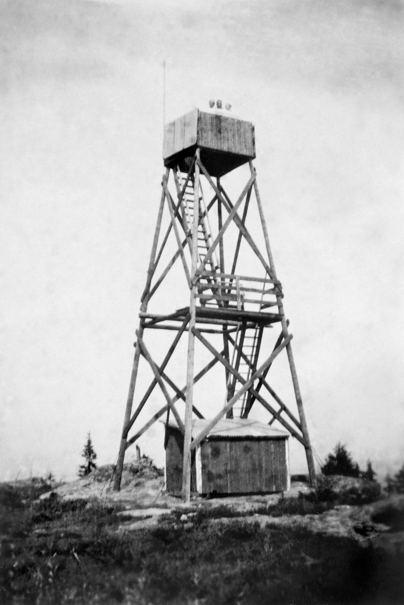 Anno Domkirkeodden, KNUKTÅRNET. BRANNVAKTSTÅRN, KNUKBERGET, STANGE. SE STANGE HISTORIELAGS ÅRBOK"GAMMALT FRA STANGE OG ROMEDAL 2009" S. 118.