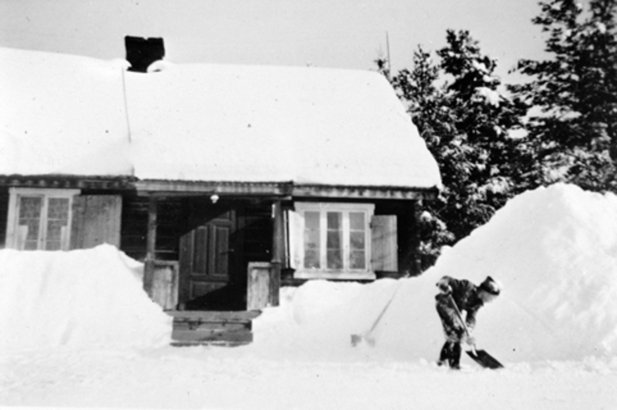 Anno Domkirkeodden, GARVERSTUGGUA. GARVERSTUA I VALLSET. GARVERIET LÅ BAK VED FOSSELVA KRAFTSTASJON. SNØMÅKING.