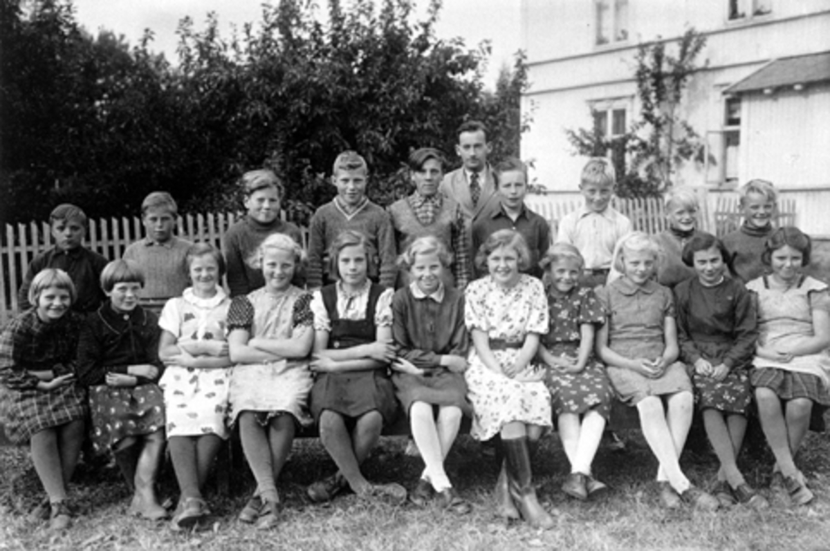 Anno Domkirkeodden, STANGE FOLKESKOLE, BARNESKOLE. 6. KLASSE 1938-39. 1 REKKE F. V. ELSE THORESEN, ERNA SØRENSEN, OLAUG PETTERSEN, EVA OLSTAD, MARGIT BROVOLD, PAULA MYKLEBUST, ASTRID DALBY, ASTRID UKJENT?, DAGNY EVENSEN, TOVE WEEN OG ELSE NYBAKK. BAK F. V. ARNE JOHANSEN, HELGE HANSEN, KJELL FJÆSTAD, MORTEN PENTZEN, GU…