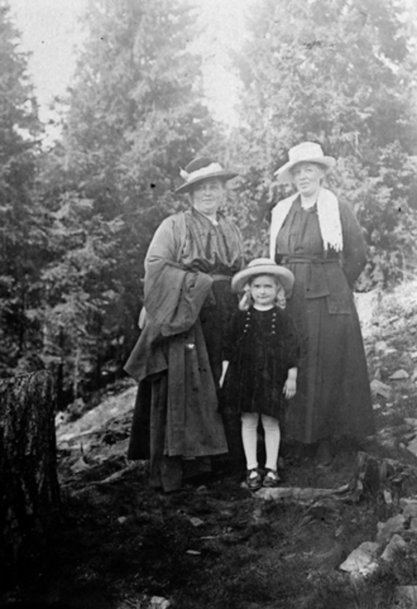 Anno Domkirkeodden, ELLA ELI SISILIE GJESTVANG MED DATTEREN ANDREA PÅ BESØK HOS SØSTEREN JENNY SÅSTAD F. 1883. BILDET ER TATT I HOLMENKOLLEN, KVINNEKLÆR, HATTER. SE ÅRBOKA GAMMALT FRÅ STANGE OG ROMEDAL 2006 S. 204