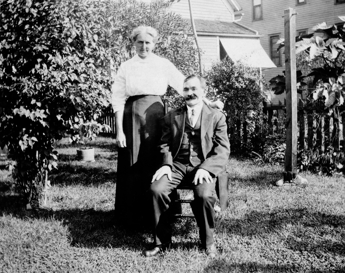 Anno Domkirkeodden, OLINE OG LEMICK ANDERSON I DERES HJEM I CHICAGO. OLINE VAR FØDT NORDLI. LEMICK HET ANDREASSEN TIL ETTERNAVN MENS HAN BODDE I NORGESE ÅRBOKA GAMMALT FRÅ STANGE OG ROMEDAL 2006 S. 196