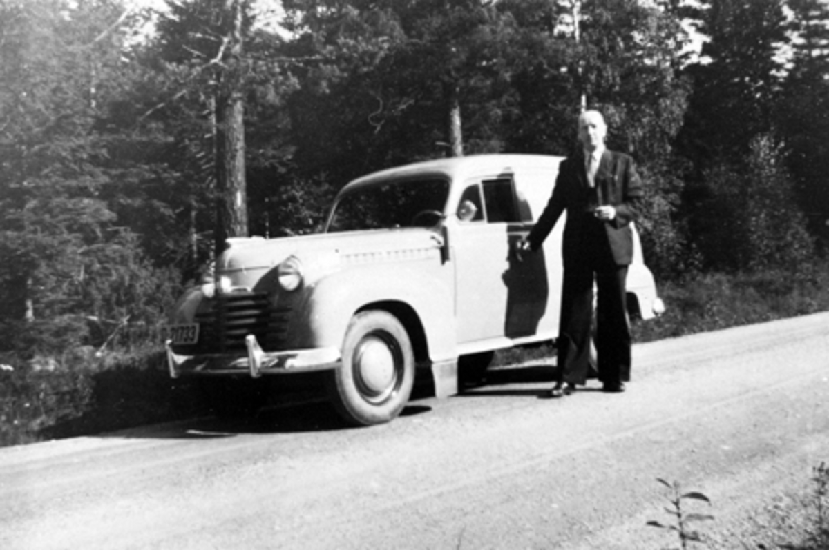 Anno Domkirkeodden, OPEL 1952 MODELL D- 21733, VAREBILEN TIL KÅRE ELIASSEN SOM DREV BUTIKK PÅ ILSENG. VAREEBILEN VAR EN VIKTIG DEL AV FORRETNINGSVIRKSOMHETEN OG BLE BRUKT TIL UTKJØRING AV VARER TIL KUNDENE, REGELMESSIG 2 GANGER I UKA.