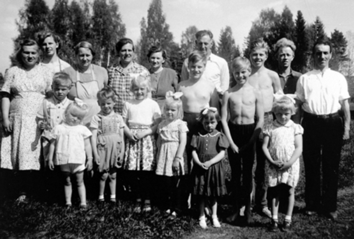Anno Domkirkeodden, FAMILIEGRUPE, FAMILIENE TIL TORE ØSTERHAGEN, ODD JENSEN OG HANS SKJØNSBERG PÅ ILSENG, BARN OG VOKSNE, CA 1952.