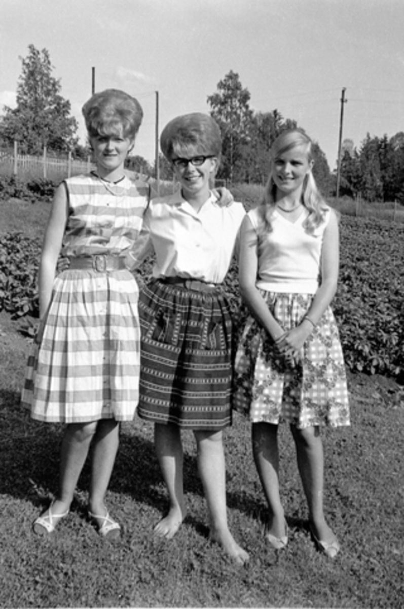 Anno Domkirkeodden, TORHILD, ÅRRID OG EVA ØSTERHAGEN, KLESDRAKTER, HÅRFRISYRE 1960 -TALLET