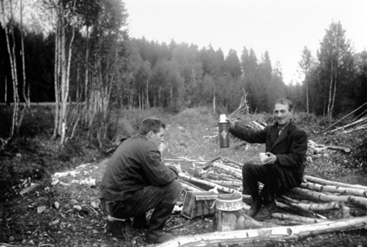 Anno Domkirkeodden, ODD JENSEN OG ASBJØRN JENSEN, SPISEPAUSE, KAFFE, TERMOS, RYDDING AV TOMTA PÅ TYRIMO, ILSENG, CA 1960