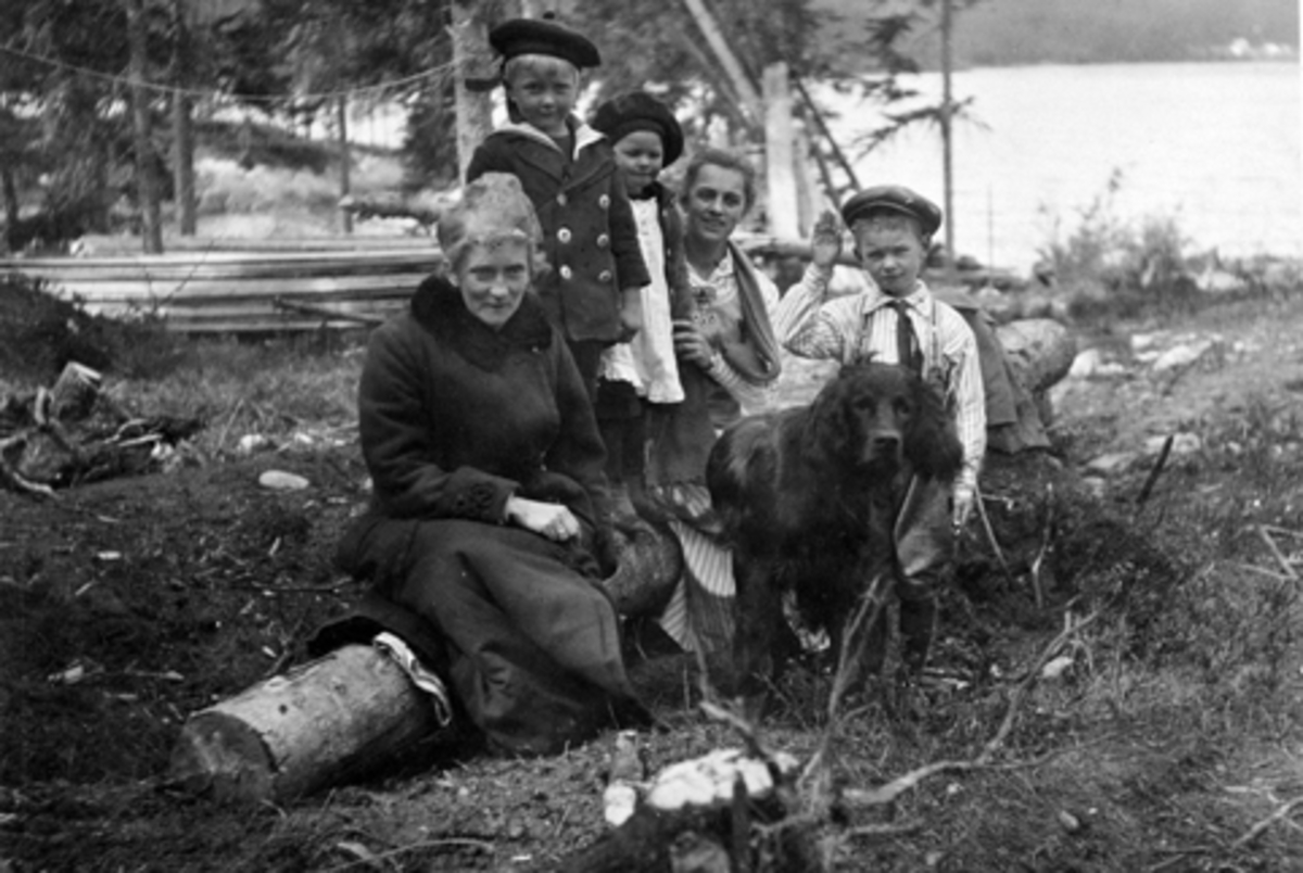 Anno Domkirkeodden, BARN OG VOKSNE UTE PÅ TUR, F. V UKJENT, ASMUND SKOGSRUD, UKJENT, INGRID HOUGSRUD OG HARALD HOUGSRUD, 1918-1920