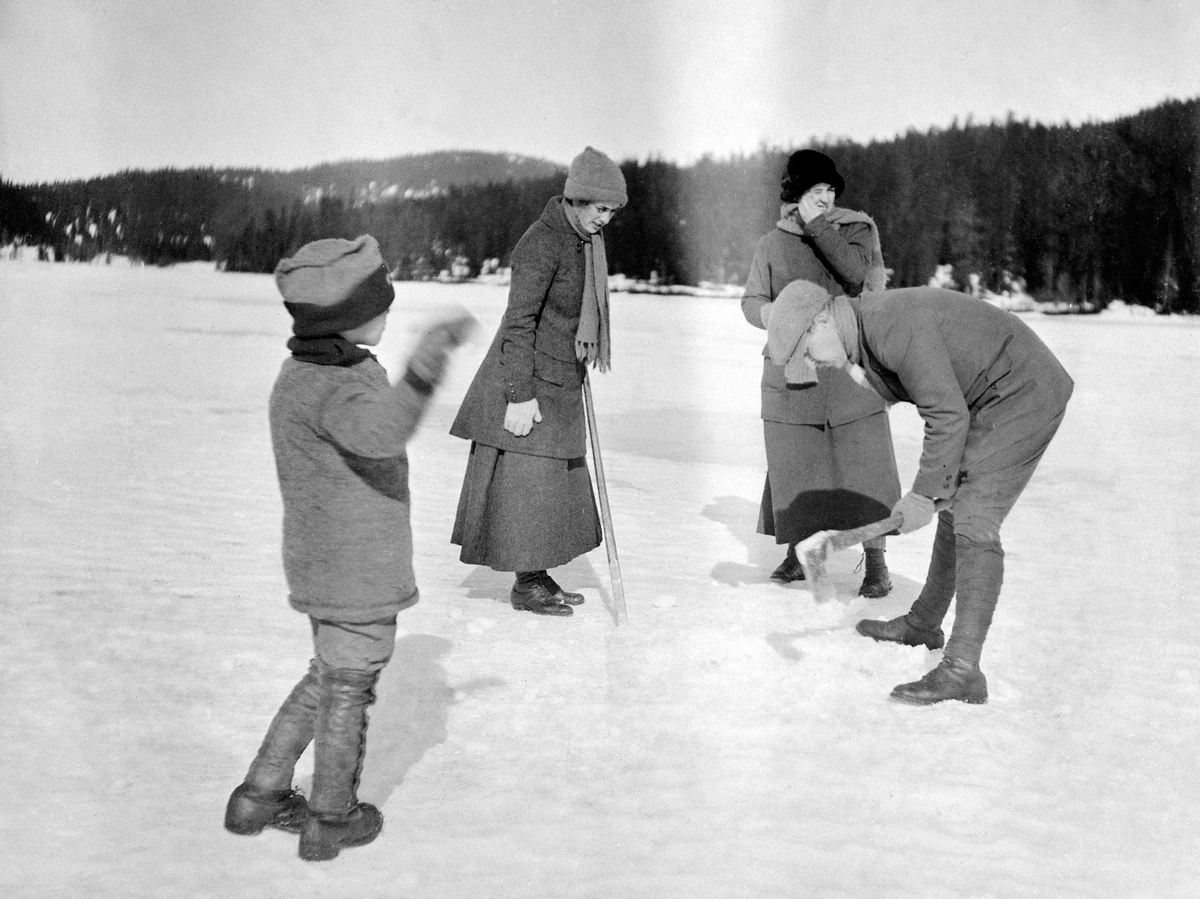 Anno Domkirkeodden, BERGSJØEN, STANGE ALMENNING, PÅSKEN 1918. 4 UKJENTE HOGGER HULL I ISEN MED ØKS, ISFISKE