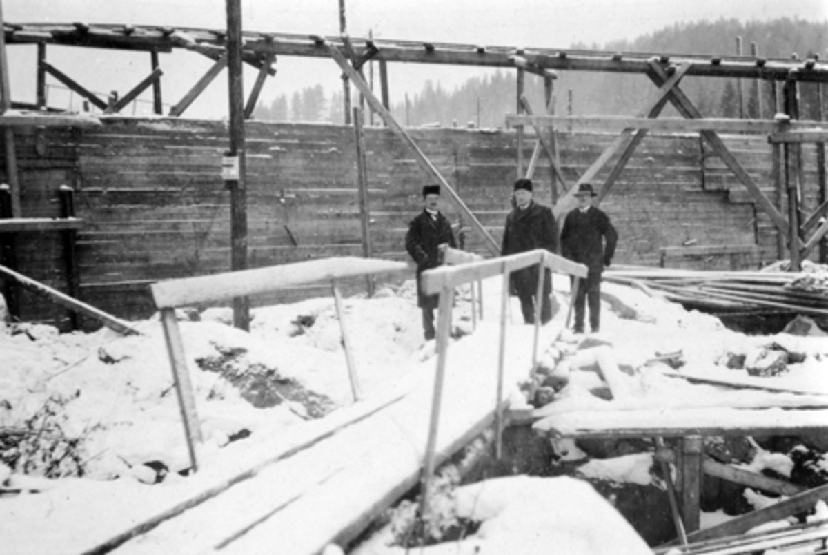 Anno Domkirkeodden, VIKSDAMMEN, ANLEGGSARBEID, TRE UKJENTE MENN, CA 1920