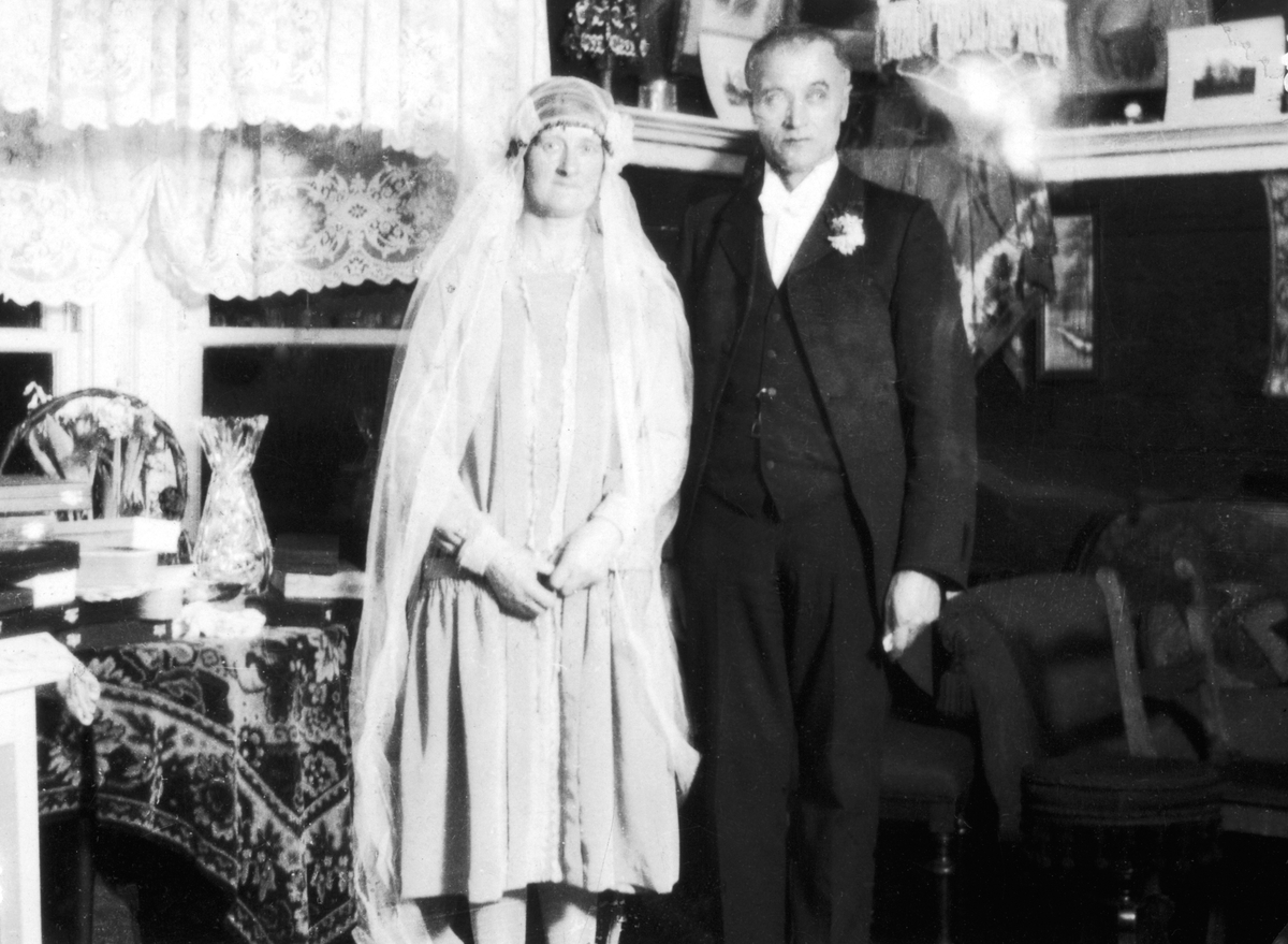 Anno Domkirkeodden, HELGA JOHANSEN F. HAUGAN, OG PEDER JOHANSEN, BRUDEBILDE, BORD MED GAVER T. V. . SE ÅRBOKA FRA STANGE 2007