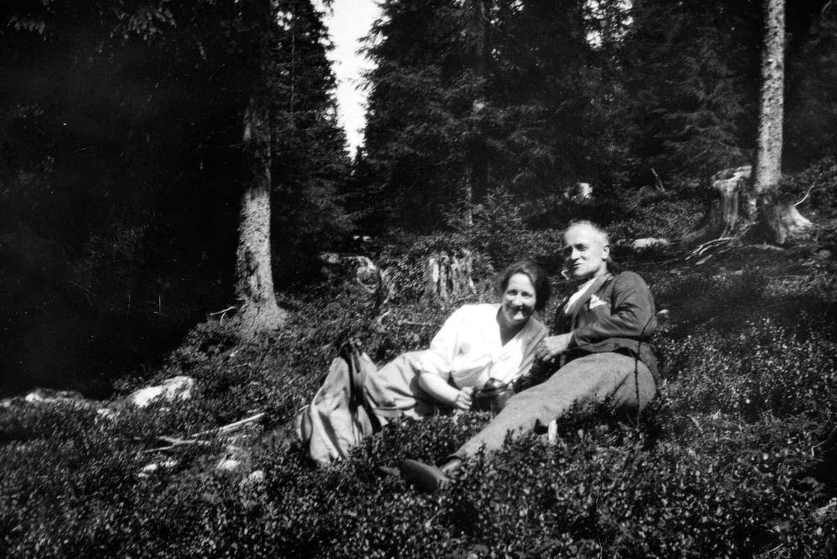 Anno Domkirkeodden, KAFFEGJESTER PÅ HØISTAD PENSJONAT PÅ ESPA, Peder Johansen (født Slåttsven) med sin kone Helga Johansen (født Haugan)