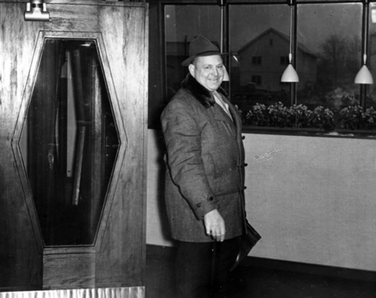 Anno Domkirkeodden, STANGE SPAREBANK, ÅPNING AV NYE LOKALER 11. 12. 1957. FORMANN I BYGGEKOMITEEEN MARTINIUS LINDSTAD.