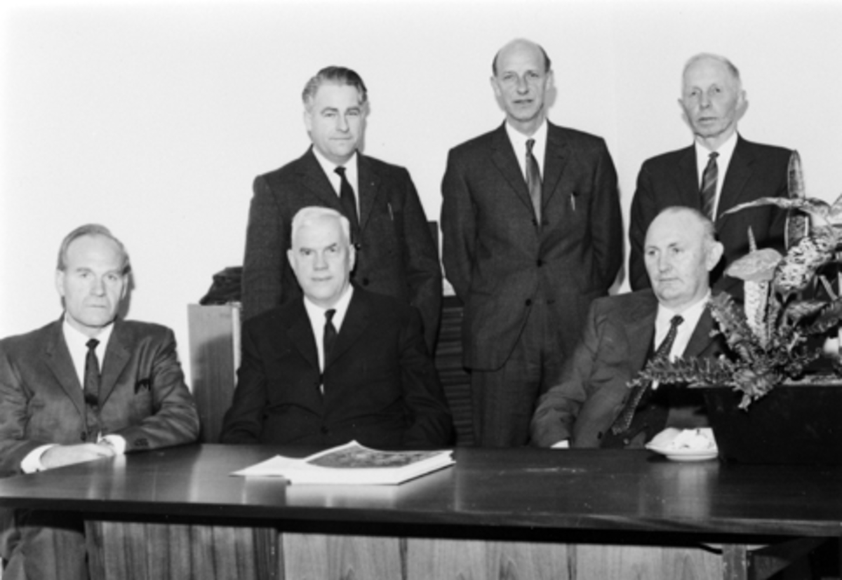 Anno Domkirkeodden, STANGE SPAREBANK, SPAREBANKEN HEDMARK. LOKALT STYRE AVD. STANGE 1972. 1. REKKE F. V. BERNH. JOHNSTAD, LARS BRYHNI, HANS BRYHNI UST. 2. REKKE F. V. JOHN HOUGSRUD, ÅGE MELBYE OG JOHS PRESTÅSEN