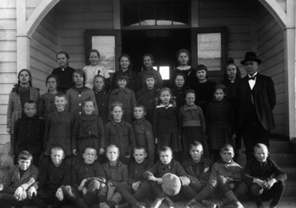 Anno Domkirkeodden, KJEVERUD SKOLE, GRUPPE ELEVER, LÆRER, UKJENTE. 1. REKKE NR. 3 GEORG LUND.