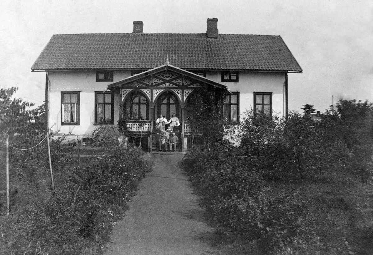 Anno Domkirkeodden, SOLHEIM, STANGE, SOLHEIMBUTIKKEN, CA. 1880. BYGGET AV GROSSERER OLE BERG. BUTIKKEN BLE FØRST DREVET AV BERTHE BERG. KJERSTI OG SEVERIN LINDSTAD TOK OVER BUTIKKEN I 1900.