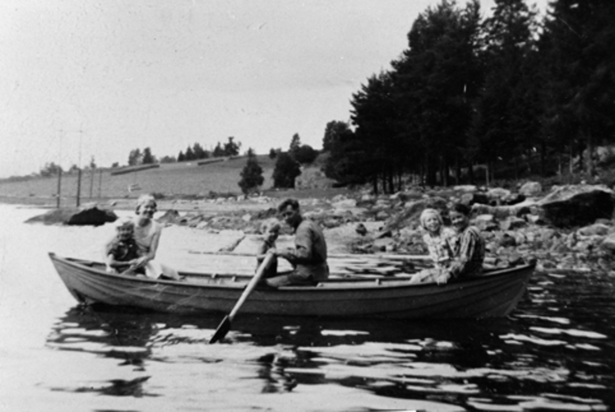 Anno Domkirkeodden, KORSØDEGÅRDEN, TANGEN. ROBÅT. F. V. PETRA OG JORUNN JOHNSRUD, PER OG JOHAN JOHNSRUD, ELSE MYRHAGEN OG ELISE DÆHLI. DE RODDE FRA KORSØDEGÅRDEN TIL HALLSTEINSRUD. CA. 1940.