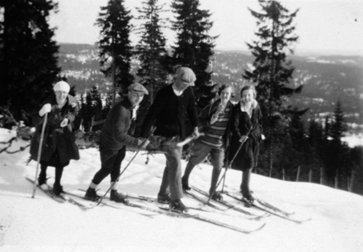 Anno Domkirkeodden, SKILØPER PÅ TEMPELVANGEN I STANGE. F. V. GUNHILD GODAGER F. RØHNE, OLAV SUND, INGRID GODAGER F. RØHNE, INGER FLAGSTAD OG ELISABETH SUND F. GODAGER.