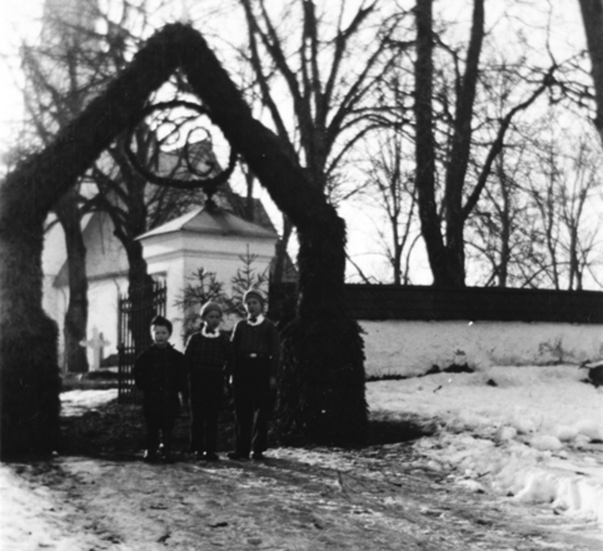 Anno Domkirkeodden, BEGRAVELSESPORTAL TIL BEGRAVELSEN TILPETER GODAGER, STANGE KIRKE, 1938. F. V. ARNE, MORTEN OG NILS LALUM. .