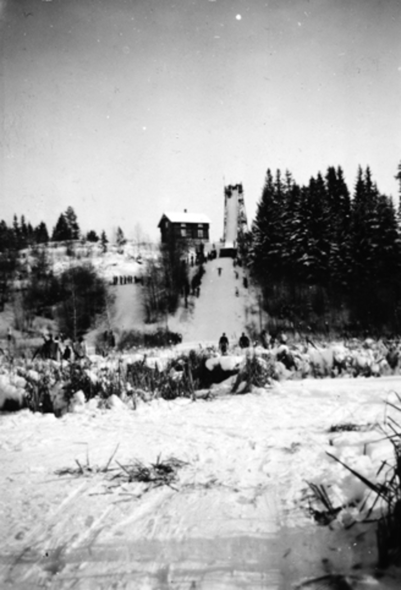 Anno Domkirkeodden, KJERNLIBAKKEN, "BRATTA" HOPPBAKKE, MIDT PÅ 1950-TALLET.