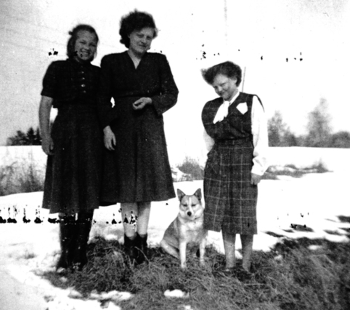 Anno Domkirkeodden, ÅSE BJØRNSTAD, EMILIE BJØRNSTAD, ANNA BJØRNSTAD, CA. 1952. SANDKVERNA, ILSENG.