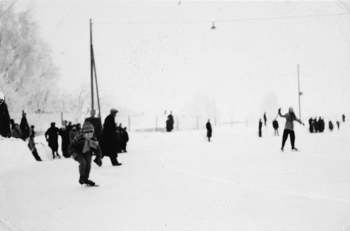 Anno Domkirkeodden, SKØYTEBANEN TIL STANGE SPORTSKLUBB. JENTE I FORGRUNNEN ER ANNE KARI FARSTAD, CA. 1955.
