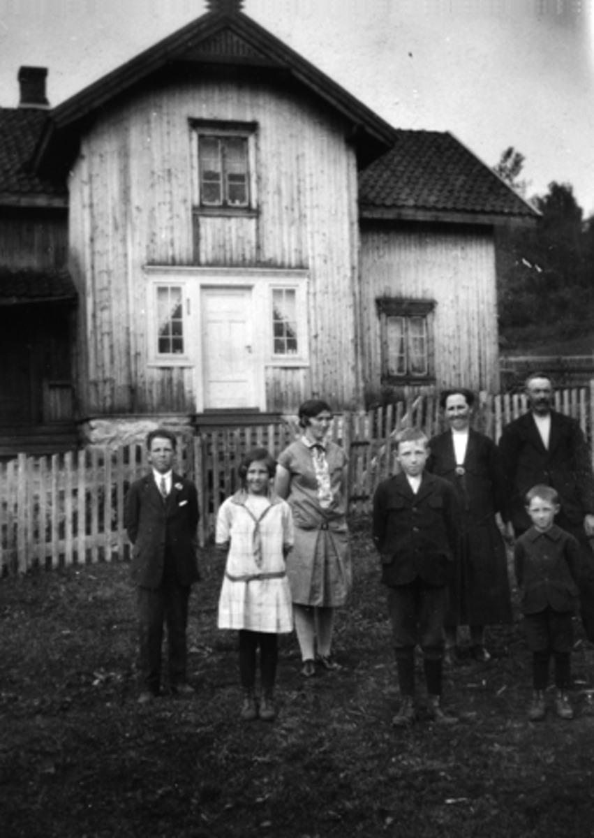 Anno Domkirkeodden, LEKVOLDHAGEN I VALLSET, STANGE. FAMILIEN RASMUSSEN FORAN HOVEDBYGNINGEN. F. V. ANTON, GUNVOR, SIGNE, RUDOLF, OLAVA, RASMUS OG OALF RASMUSSEN. CA. 1930.