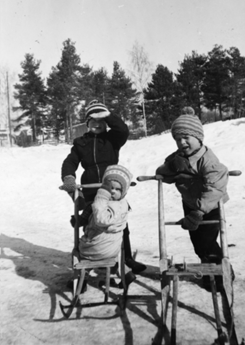 Anno Domkirkeodden, BARN, VINTER, SPARKSTØTTING. ÅGE MONSEN, IRENE MONSEN OG KJELL BJØRSETH. CA. 1957.