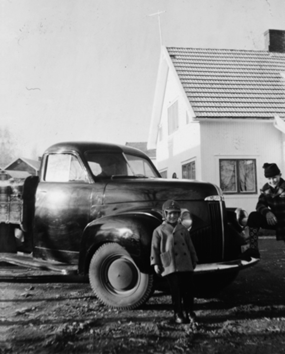 Anno Domkirkeodden, LASTEBIL, KOMMUNEBILEN SOM MAGNE BJØRSETH KJØRTE. FORAN BILEN KJELL BJØRSET OG JAN ERIK BJØRSETH, CA. 1955. Studebaker 1946-48.