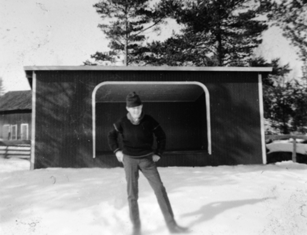 Anno Domkirkeodden, FRAM I SØRBYGDA I STANGE, JAN ERIK BJØRSETH FORAN SCENA PÅ FRAM, CA. 1960.