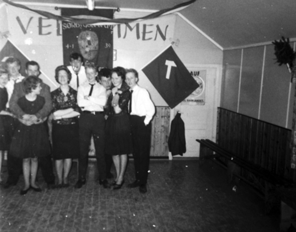 Anno Domkirkeodden, "FRAM" I SØRBYGDA I STANGE. AOF-MØTE. 28. 4. 1962. HILDE NØKLEHOLM, TORE JOHANSEN, RAGNHILD HEGGELUND, TERJE HAGEN, RAGNHILD MICHELSON, MAGNE BRÅTHEN, ÅGE VOLD, ERIK PETTERSEN, INGER HEGGELUND, STEINAR LIBERG.