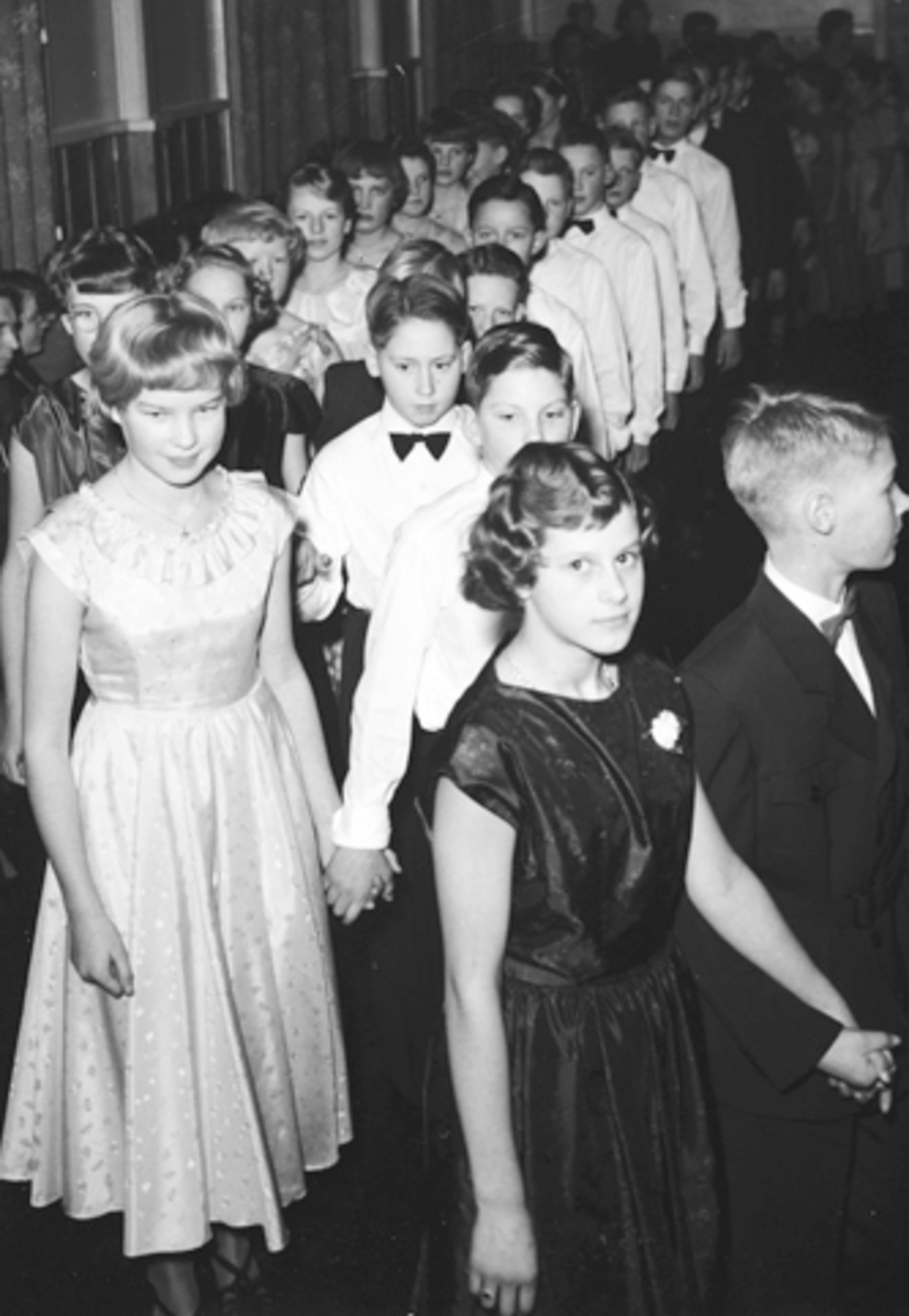 Anno Domkirkeodden, RAGNHILD NYBORGS DANSESKOLE PÅ HERREDSVANG I ROMEDAL, STANGE, CA. 1955. ELIDA BRYHNI OG ANNE BERIT DAHLSRUD. DANSESKOLEBALL, POLENESE