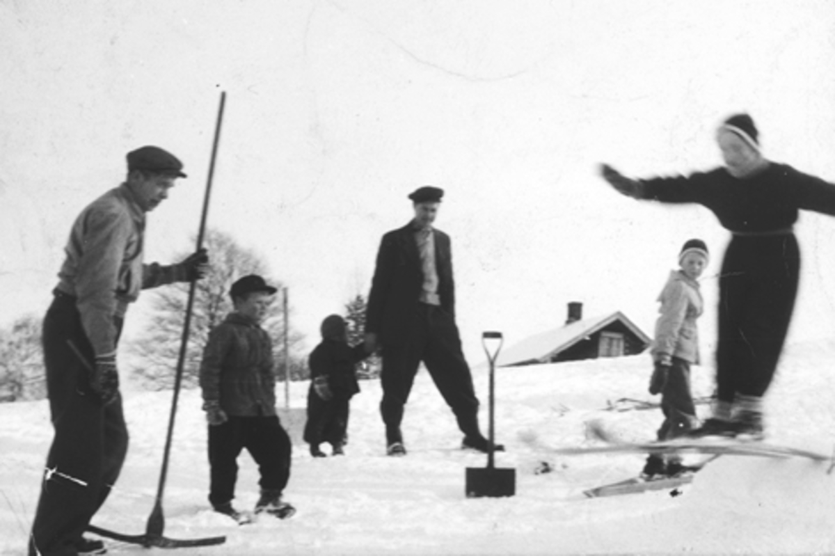 Anno Domkirkeodden, BARNESKIRENN PÅ FJÆSTAD LILLE I STANGE. F. V. JENS BRYHNI, ODDVAR OLASTUEN, ERIK OTTINSEN, OLE OTTINSEN, TORE OTTINSEN OG HELGE BRYHNI I SVEVET. HOPPKONKURRANSE. 1956.