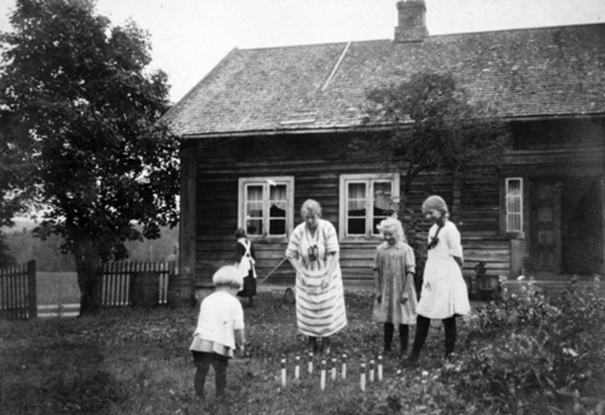 Anno Domkirkeodden, NORDBRYHN GARD, STANGE. FORAN LEIF NILSEN OG MOREN RUTH HALLENBERG NILSEN, OG AASE OG OLGA NORDBRYHN I HUSVEGGEN HUSHJELP SIGRID GRØNDAL, BARNELEK, SPILL.
