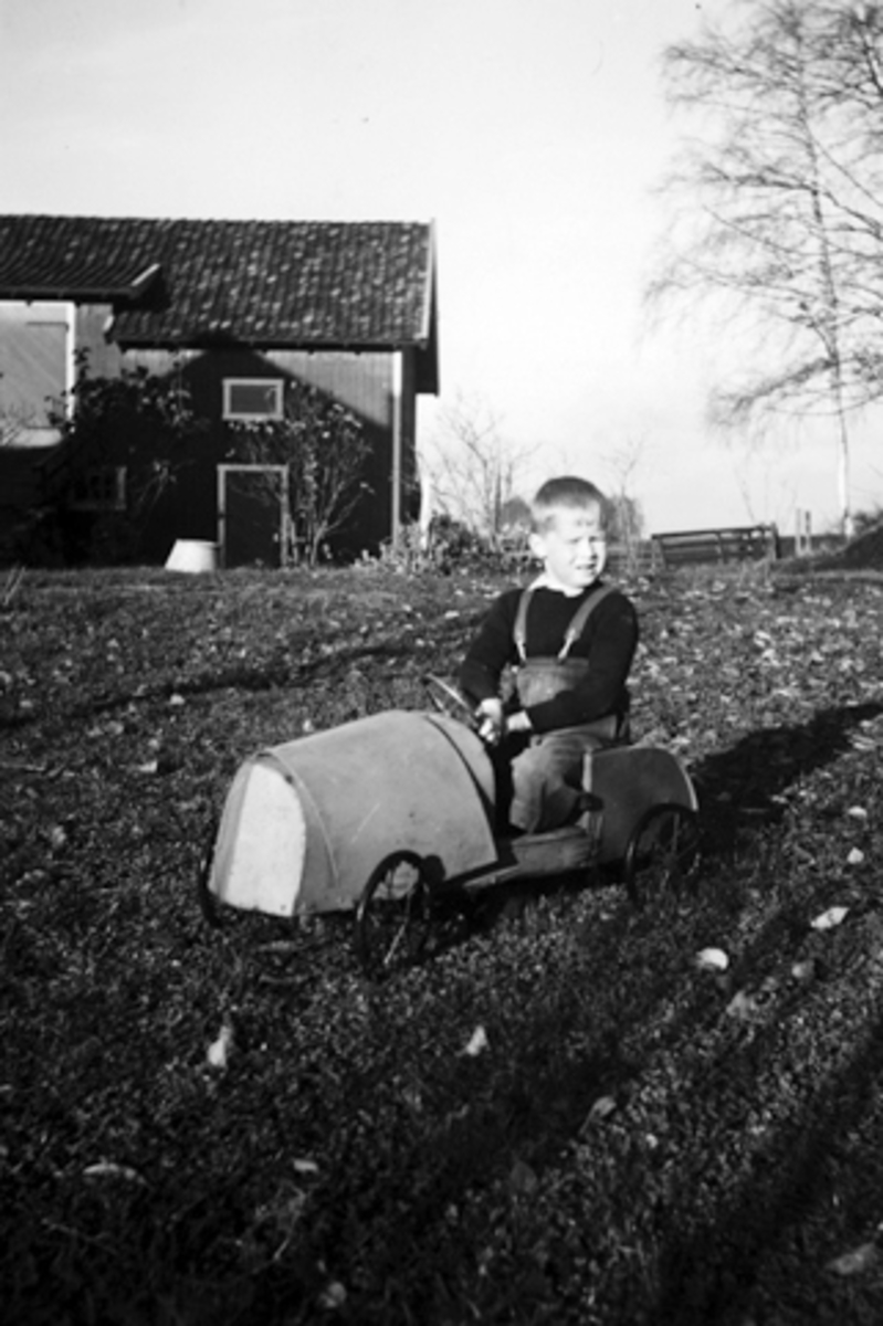 Anno Domkirkeodden, HELGE BRYHNI I TRÅKKABIL, BARNELEKE I 1950 ÅRENE. .