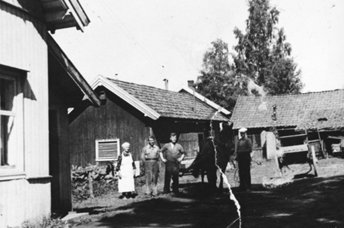 Anno Domkirkeodden, SMIA PÅ KILDE, VATERLAND STANGE 1943. F. V. MAREN OLSEN, KRISTIAN OLSEN, OSKAR OLSEN, UKJENT.
