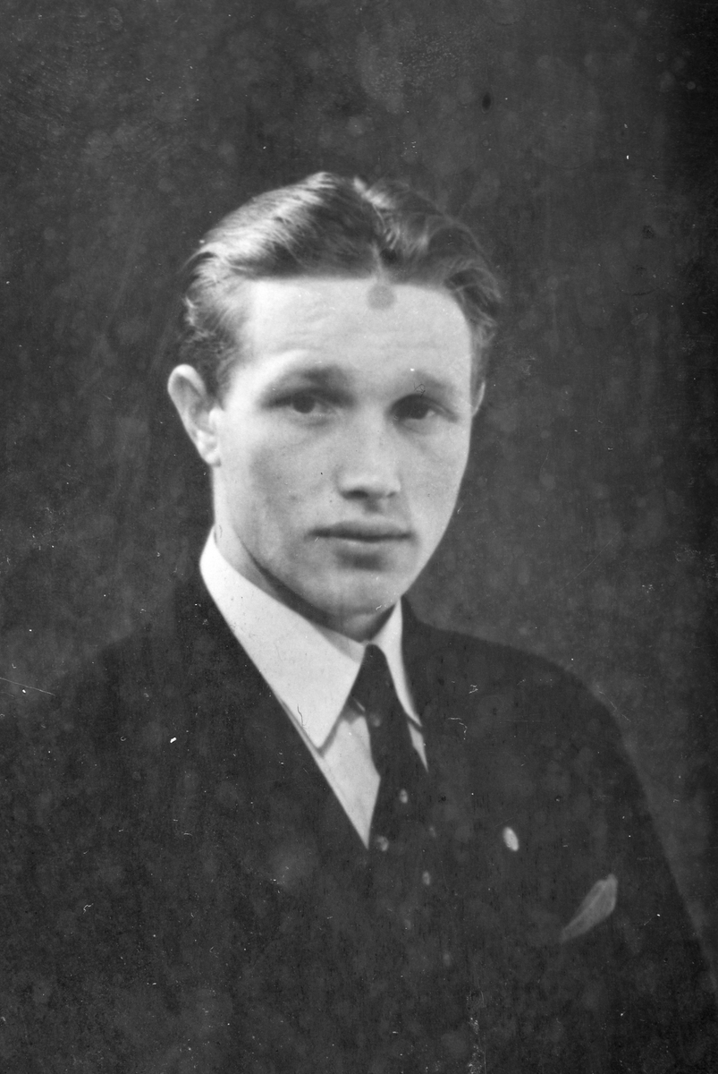 Normann Fotoatelier, Arne Hushagen f. 02. 06. 1916, d. 01. 03. 1945. Arne døde i tysk fangeskap under 2. verdenskrg.