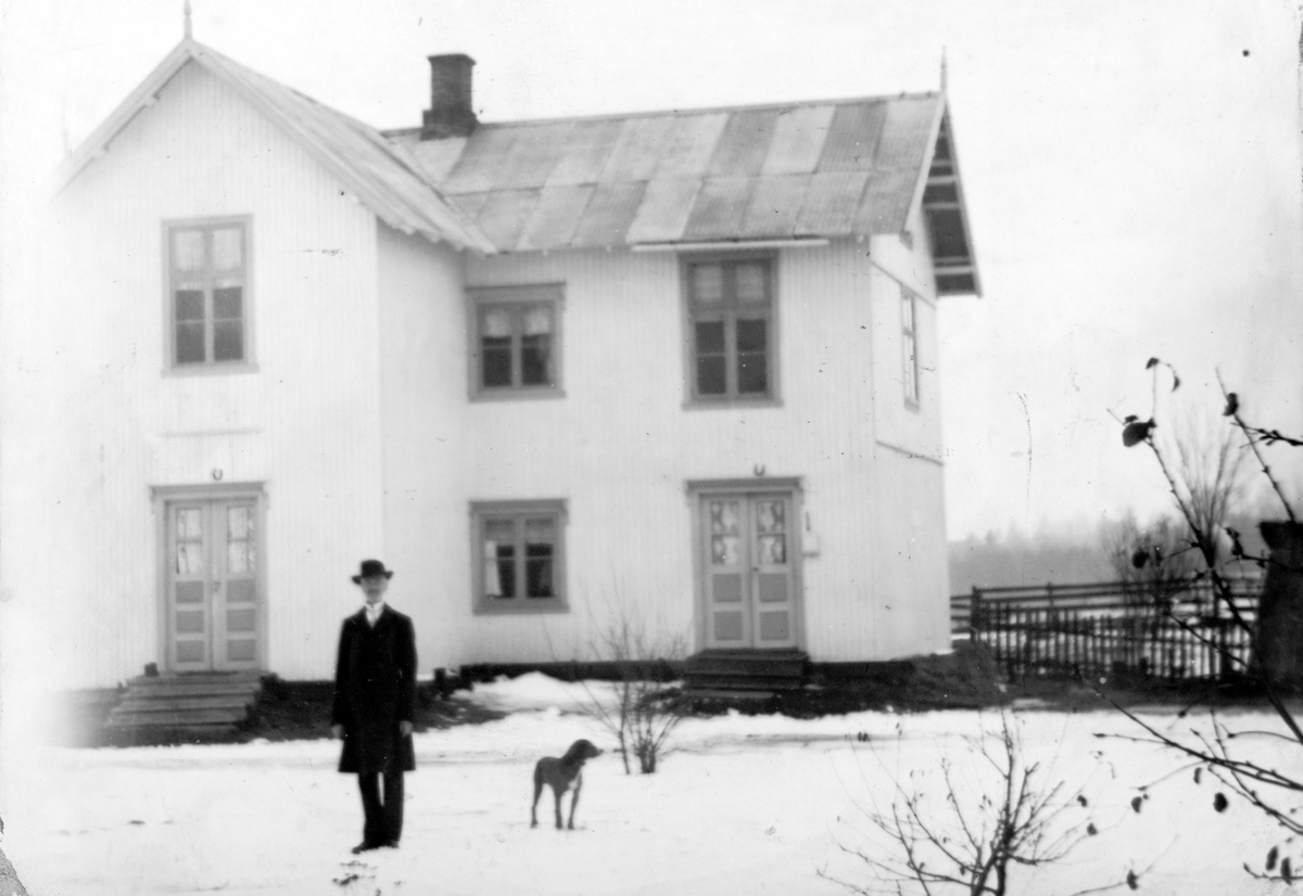 Ukjent, Diakon Tellef Larsen utenfor Solgård i Kjonerudvegen. Stange. Ekteparet Diakon Tellef Larsen, f. 15. 08. 1860 Skien, døde på slutten av 1930-tallet i Stange og hustru, Kolonivogterske Anna Larsen f. 10. 04. 1861 S. Odalen, død 23. okt. 1944 i Stange var stedets eiere i mange år. De var barnløse, no…