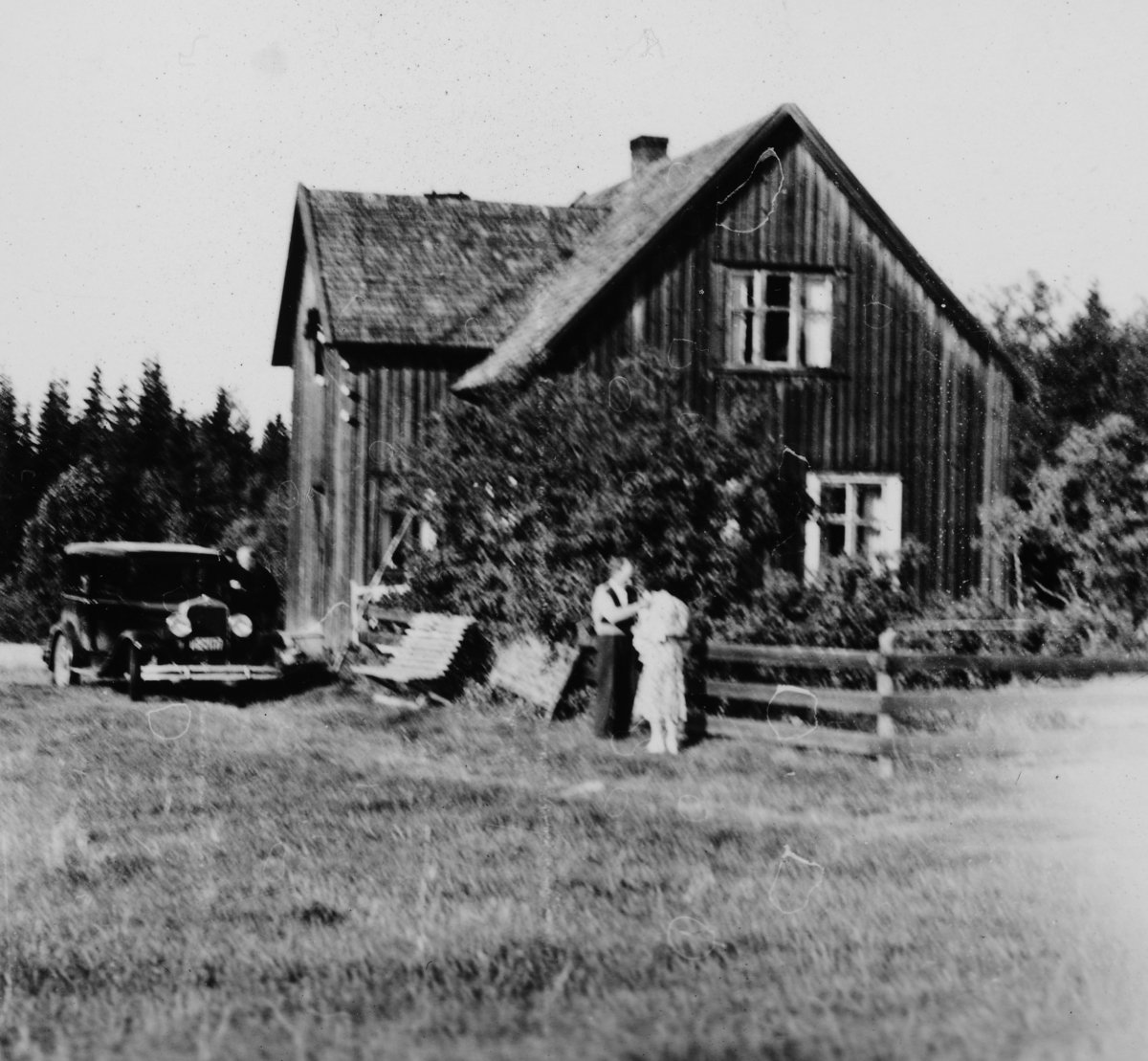 Ukjent, Johan Foss med sin første personbil på besøk hos svigerforeldrene i Åsbygda, ca. 1955.