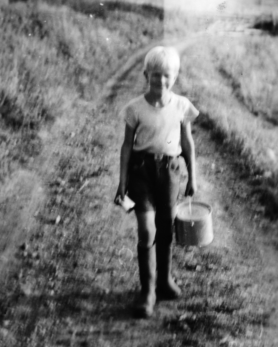 Ukjent, Einar Foss på krepsetur, ved Fosselva i Vallset. 1955