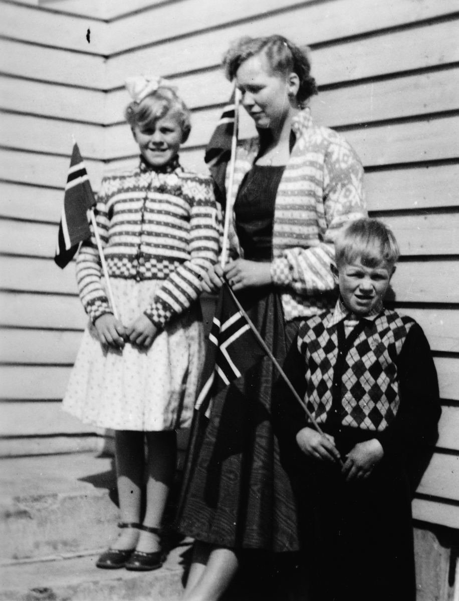 Ukjent, Grethe, Oddrun og Einar Foss. 17. mai i 1955. Norske flagg.